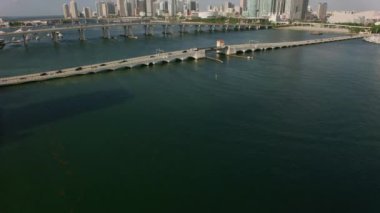Miami, Florida 2019 dolaylarında. Miami, Florida 'nın gündüz hava görüntüsü. Helikopterden Cineflex gimbal ve RED 8K kamerayla çekildi..