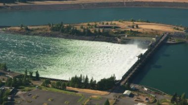Oregon circa-2021: Columbia Nehri Boğazı 'ndaki Bonneville Barajı' nın havadan görünüşü. Helicopter 'dan Cineflex ve RED 8K.