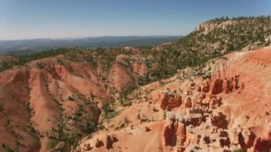 Bryce Canyon, Utah 2019 dolaylarında. Bryce Kanyonu 'nun havadan görünüşü. Helikopterden Cineflex gimbal ve RED 8K kamerayla çekildi..