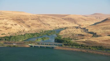 Oregon circa-2021: Columbia Nehri ve Deschutes Nehri kesişiminin havadan görüntüsü. Helicopter 'dan Cineflex ve RED 8K.