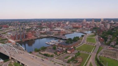 Providence, Rhode Island, 2019 civarı. Providence 'ın havadan görünüşü. Helikopterden Cineflex gimbal ve RED 8K kamerayla çekildi..