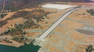 Oroville Gölü, Kaliforniya Ağustos 2021: Oroville Gölü 'nün yaz kuraklığı sırasında havadan görünüşü