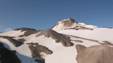 Güney Oregon 'daki Kayalıkların üzerinden uçuyor..