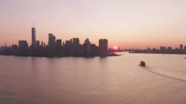 New York City, New York dolaylarında 2019. Gün doğumunda New York feribotunun hava görüntüsü. Helikopterden Cineflex gimbal ve RED 8K kamerayla çekildi..