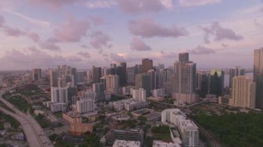 Miami, Florida 2019 dolaylarında. Gün batımında Miami 'nin hava manzarası. Helikopterden Cineflex gimbal ve RED 8K kamerayla çekildi..