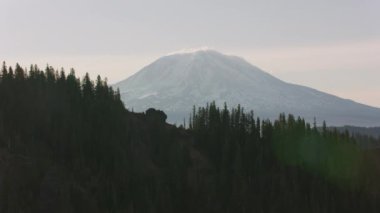 Adams Dağı, Washington 2019 dolaylarında. Adams Dağı 'nın havadan görünüşü. Helikopterden Cineflex gimbal ve RED 8K kamerayla çekildi..