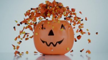 Cadılar bayramı şekeri Jack-o-Lantern 'den yavaş çekimde uçuyor. Phantom Flex 4K kamera ile çekildi..