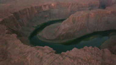 Horseshoe Bend, Arizona 2019 dolaylarında. Arizona 'daki Horseshoe Bend' in hava manzarası. Helikopterden Cineflex gimbal ve RED 8K kamerayla çekildi..