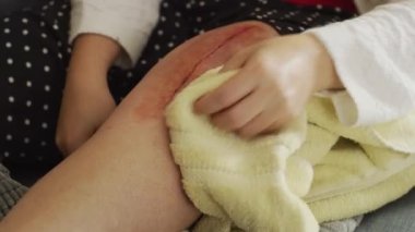 Evde bir kadın ameliyattan sonra diziyle ilgileniyor.