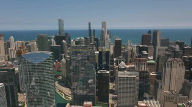 Chicago, Illinois 2019 dolaylarında. Sabah Chicago 'nun hava görüntüsü. Helikopterden Cineflex gimbal ve RED 8K kamerayla çekildi..