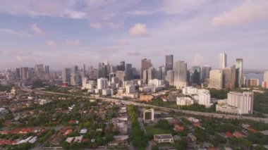 Miami, Florida 2019 dolaylarında. Gün batımında Miami 'nin hava manzarası. Helikopterden Cineflex gimbal ve RED 8K kamerayla çekildi..
