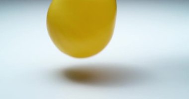 Su balonları ağır çekimde zıplıyor. Phantom Flex 4K 'de çekim.