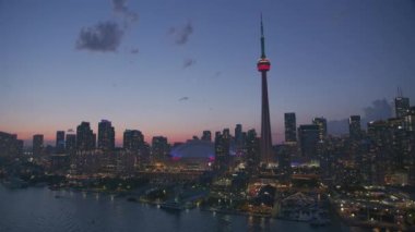 Toronto, Kanada 2019 dolaylarında. Alacakaranlıkta Toronto 'nun hava manzarası. Helikopterden Cineflex gimbal ve RED 8K kamerayla çekildi..