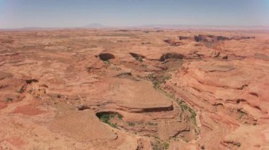 Canyonlands Ulusal Parkı, Utah 2019 dolaylarında. Kanyonlar 'ın havadan görünüşü. Helikopterden Cineflex gimbal ve RED 8K kamerayla çekildi..