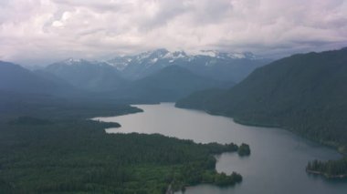 Mount Baker, Washington 2019 dolaylarında. Baker Dağı 'nın havadan görüntüsü. Helikopterden Cineflex gimbal ve RED 8K kamerayla çekildi..