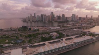 Miami, Florida 2019 dolaylarında. Gün batımında Miami 'nin hava manzarası. Helikopterden Cineflex gimbal ve RED 8K kamerayla çekildi..