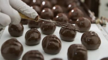 Çikolatalı trüf mantarı şeker fabrikasında konveyör bandında