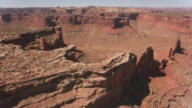 Canyonlands Ulusal Parkı, Utah 2019 dolaylarında. Kanyonlar 'ın havadan görünüşü. Helikopterden Cineflex gimbal ve RED 8K kamerayla çekildi..