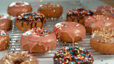 Yavaş çekimde çöreklerin üzerine dökülüyor.