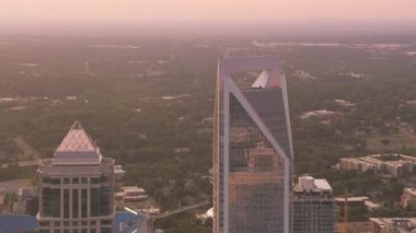 Charlotte, Kuzey Carolina 2019 dolaylarında. Gün batımında Charlotte 'un hava görüntüsü. Helikopterden Cineflex gimbal ve RED 8K kamerayla çekildi..