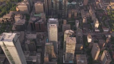 Toronto, Kanada 2019 dolaylarında. Toronto 'nun havadan görünüşü. Helikopterden Cineflex gimbal ve RED 8K kamerayla çekildi..