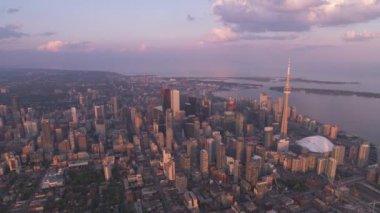 Toronto, Kanada 2019 dolaylarında. Gün batımında Toronto 'nun hava manzarası. Helikopterden Cineflex gimbal ve RED 8K kamerayla çekildi..