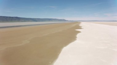 Nevada, ABD 2019 dolaylarında. Göldeki dokuların havadan görünüşü. Helikopterden Cineflex gimbal ve RED 8K kamerayla çekildi..