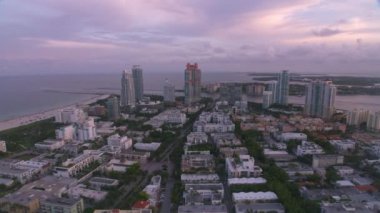 Miami, Florida 2019 dolaylarında. Gün batımında Miami Plajı 'nın havadan görüntüsü. Helikopterden Cineflex gimbal ve RED 8K kamerayla çekildi..