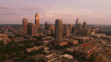 Charlotte, Kuzey Carolina 2019 dolaylarında. Gün batımında Charlotte 'un hava görüntüsü. Helikopterden Cineflex gimbal ve RED 8K kamerayla çekildi..