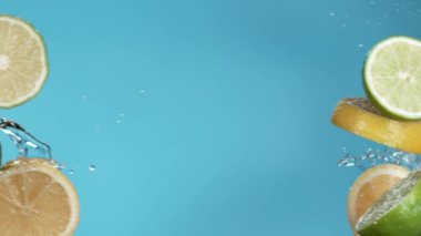 Lemon, limon dilimleri ve suyun yavaş çekimde çarpışması. Phantom Flex 4K ile Çekim.