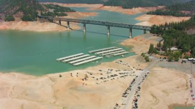 Shasta Gölü, Kaliforniya Ağustos 2021: Yaz kuraklığı sırasında Shasta Gölü 'nün havadan görünüşü