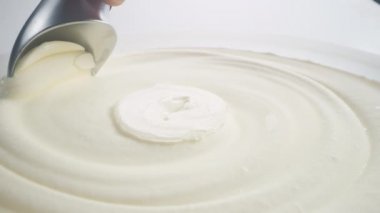 Pizzanın dilimleri peynirle kaldırılır, ağır çekimde..