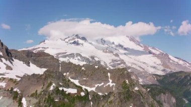 Mount Rainier, Washington 2019 dolaylarında. Rainier Dağı 'nın havadan görünüşü. Helikopterden Cineflex gimbal ve RED 8K kamerayla çekildi..