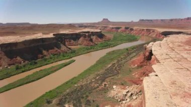 Canyonlands Ulusal Parkı, Utah 2019 dolaylarında. Kanyonlar 'ın havadan görünüşü. Helikopterden Cineflex gimbal ve RED 8K kamerayla çekildi..