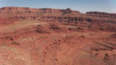 Canyonlands Ulusal Parkı, Utah 2019 dolaylarında. Kanyonlar 'ın havadan görünüşü. Helikopterden Cineflex gimbal ve RED 8K kamerayla çekildi..