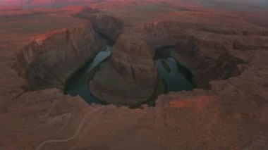 Horseshoe Bend, Arizona 2019 dolaylarında. Arizona 'daki Horseshoe Bend' in hava manzarası. Helikopterden Cineflex gimbal ve RED 8K kamerayla çekildi..