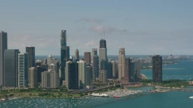 Chicago, Illinois 2019 dolaylarında. Sabah Chicago 'nun hava görüntüsü. Helikopterden Cineflex gimbal ve RED 8K kamerayla çekildi..