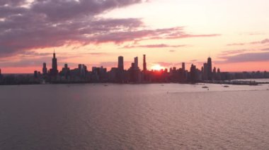 Chicago, Illinois 2019 dolaylarında. Gün batımında Chicago 'nun hava manzarası. Helikopterden Cineflex gimbal ve RED 8K kamerayla çekildi..