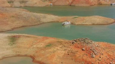 Shasta Gölü, Kaliforniya Ağustos 2021: Yaz kuraklığı sırasında Shasta Gölü 'nün havadan görünüşü