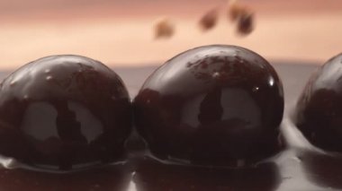 Çikolatalı trüf mantarının üzerine ağır çekimde fındıklar dökülüyor. Phantom Flex 4K yüksek hızlı kamera görüntüsü.
