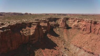Canyonlands Ulusal Parkı, Utah 2019 dolaylarında. Kanyonlar 'ın havadan görünüşü. Helikopterden Cineflex gimbal ve RED 8K kamerayla çekildi..