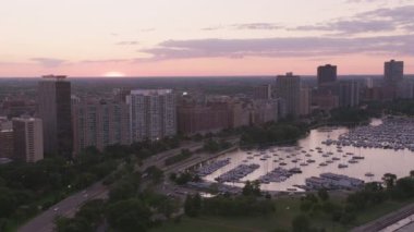 Chicago, Illinois 2019 dolaylarında. Gün batımında Chicago 'nun hava manzarası. Helikopterden Cineflex gimbal ve RED 8K kamerayla çekildi..