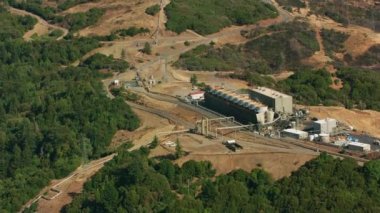 Geyserville, California -2021: Jeotermal santralin hava görüntüsü.