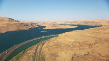 Oregon circa-2021: Columbia River Gorge 'un havadan görünüşü. Helicopter 'dan Cineflex ve RED 8K.