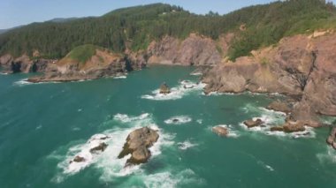 Güzel sahil ve deniz manzarasının üstünde doğa manzarası var. 