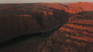 Büyük Kanyon, Arizona 2019 dolaylarında. Güneş doğarken Büyük Kanyon 'un havadan görünüşü. Helikopterden Cineflex gimbal ve RED 8K kamerayla çekildi..