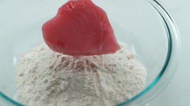 Çiğ balık çok yavaş çekimde unun içine düşüyor, Fantom Flex 4K 'de çekiliyor.