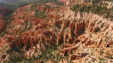 Bryce Canyon, Utah 2019 dolaylarında. Bryce Kanyonu 'nun havadan görünüşü. Helikopterden Cineflex gimbal ve RED 8K kamerayla çekildi..