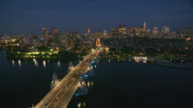 Boston, Massachusetts 2019 dolaylarında. Geceleri Boston 'un hava manzarası. Helikopterden Cineflex gimbal ve RED 8K kamerayla çekildi..