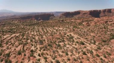 Canyonlands Ulusal Parkı, Utah 2019 dolaylarında. Kanyonlar 'ın havadan görünüşü. Helikopterden Cineflex gimbal ve RED 8K kamerayla çekildi..